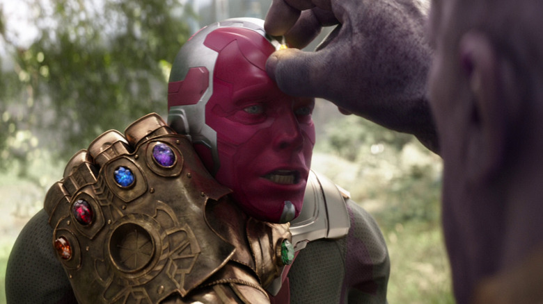 Thanos scoțând Piatra Infinitului din capul lui Vision în Avengers: Infinity War