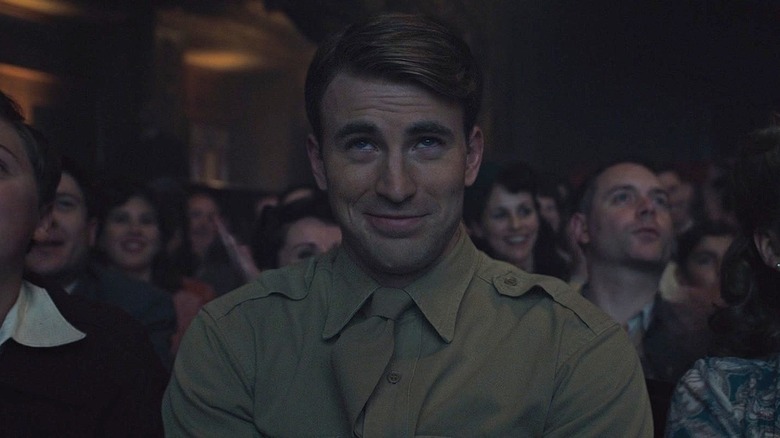 Chris Evans în rolul lui Steve Rogers stând într-un teatru din Captain America: The First Avenger