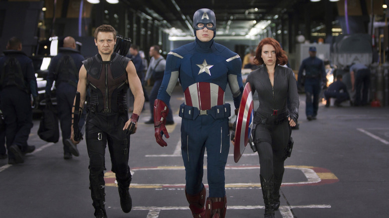 Hawkeye, Captain America și Black Widow merg unul lângă altul în The Avengers