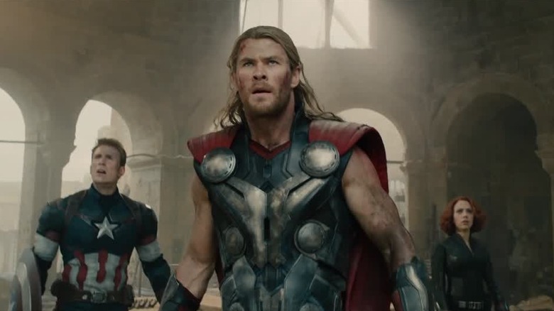 Thor, Căpitanul America și Black Widow în catedrală se pregătesc să lupte în Avengers: Age of Ultron
