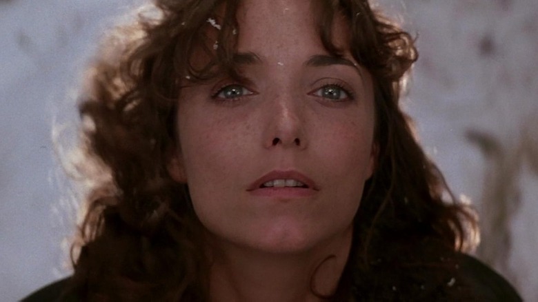 Karen Allen ca Jenny Hayden privind în sus la cer în Starman (1984)
