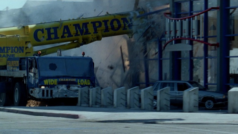 Un braț de macara mobilă zdrobește o vitrină de sticlă în Terminator 3: Rise of the Machines