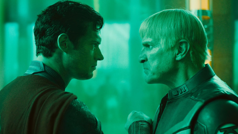 Daviud Corenswet ca Superman față în față cu Nathan Fillion ca Guy Gardner în Superman