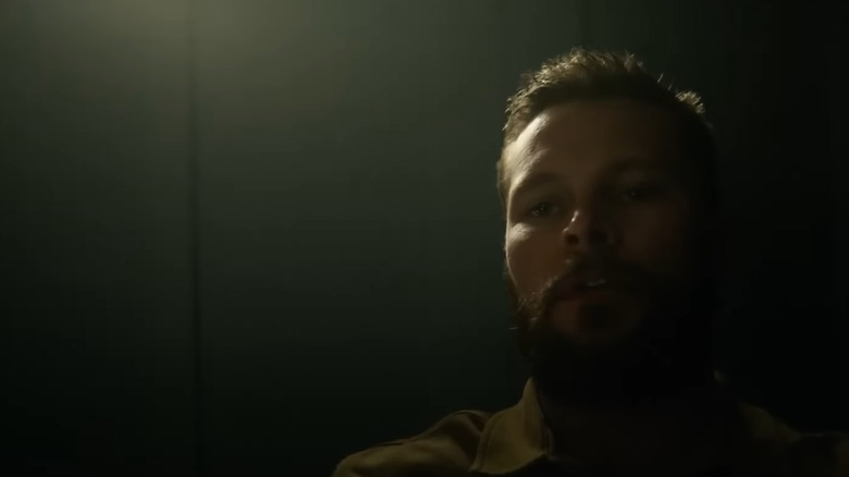 Charlie arăta speriat într-o cameră întunecată din Mumia lui Lee Cronin