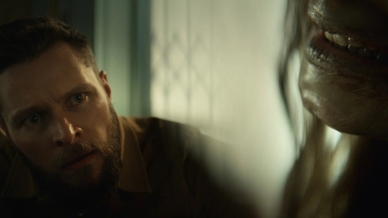 Charlie se uită la gura lui Katie în Mumia lui Lee Cronin