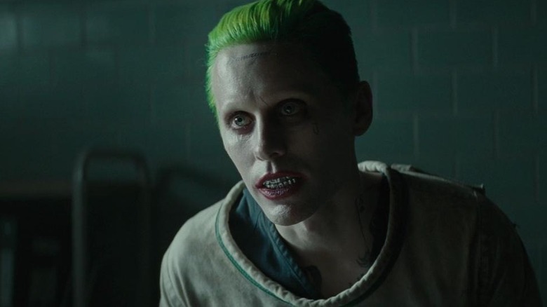 Jared Leto în rolul Joker într-o cămașă de forță în Suicide Squad