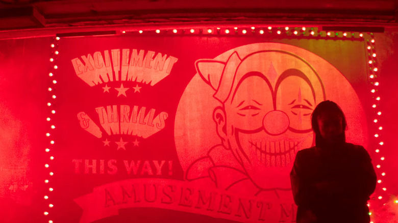 Semnul roșu al parcului de distracții din Clayface