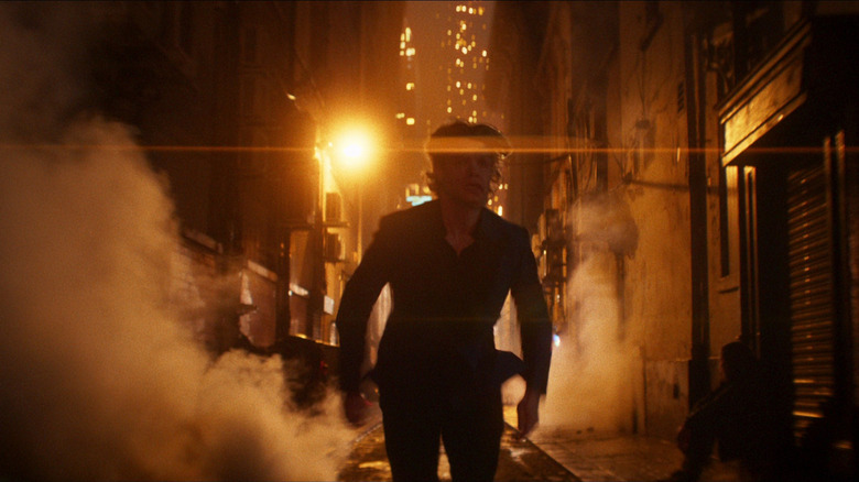 Tom Rhys Harries ca Matt Hagan alergând pe o alee din Clayface