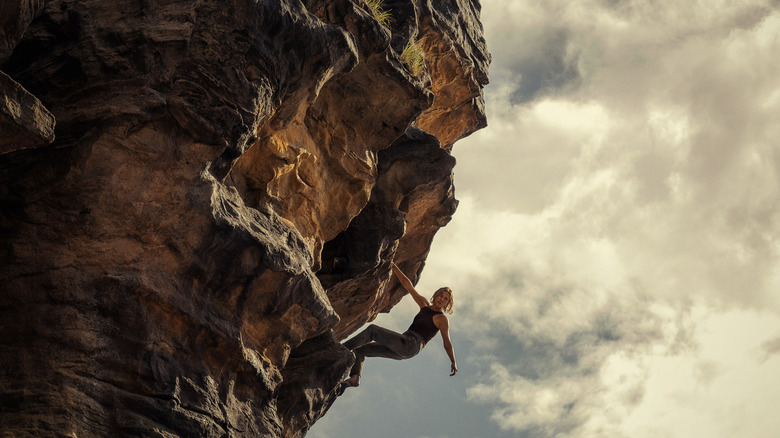 Sasha urcă pe o stâncă din Apex