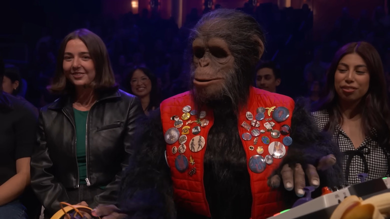 Bubbles in jacket regizând un spectacol la Everybody's Live cu John Mullaney