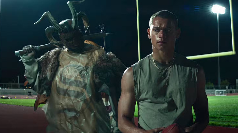 Cam pe cale să fie lovită în cap cu un ciocan de o capră bizară care se află în El