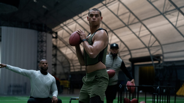 Cam pe cale să arunce o minge de fotbal în El