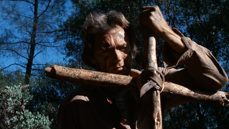 Josey Wales sprijinită de o cruce în The Outlaw Josey Wales