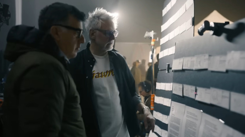 James Gunn se uită la storyboard-uri din culisele lui Superman