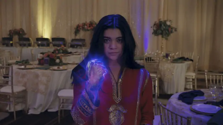 Iman Vellani în rolul Kamala Khan și-și ridică pumnul în Ms. Marvel