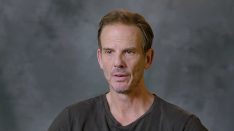 Regizorul Peter Berg este intervievat în reportajul Mile 22 Overwatch