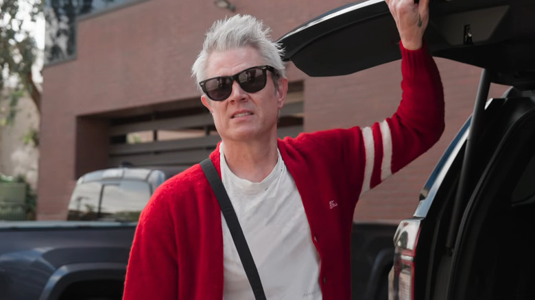 Johnny Knoxville ridicând trapa unui SUV în Jackass: Best and Last