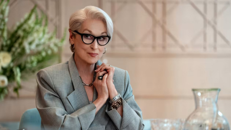 Miranda Priestly privind în lateral în The Devil Wears Prada 2
