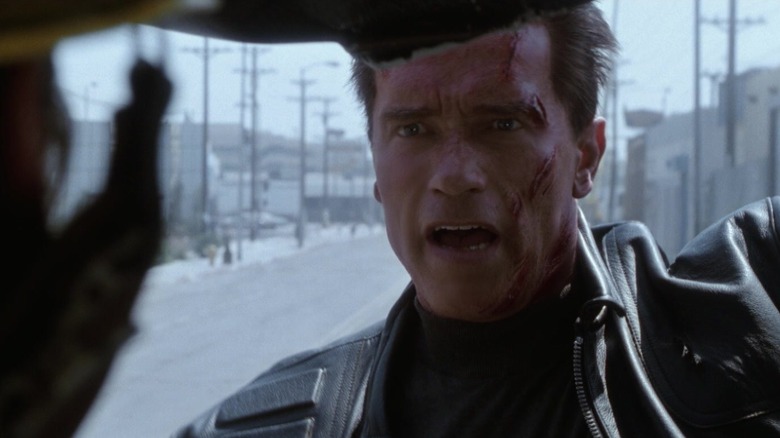 Terminator al lui Arnold Schwarzenegger se uită prin parbrizul unei mașini de pompieri în Terminato 3 Rise of the Machines