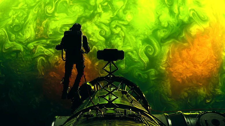 Ryan Gosling ca Ryland Grace efectuând o plimbare spațială în afara navei sale deasupra unei planete verzi în Proiectul Hail Mary