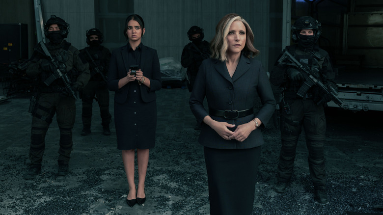 Julia Louis-Dreyfus ca Valentina Allegra de Fontaine stând lângă Geraldine Viswanathan ca Mel Gold într-o cameră plină de soldați în Thunderbolts*