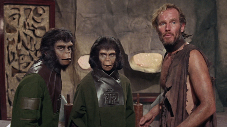 Cornelius, Zira și George Taylor stând împreună în Planeta Maimuțelor (1968)