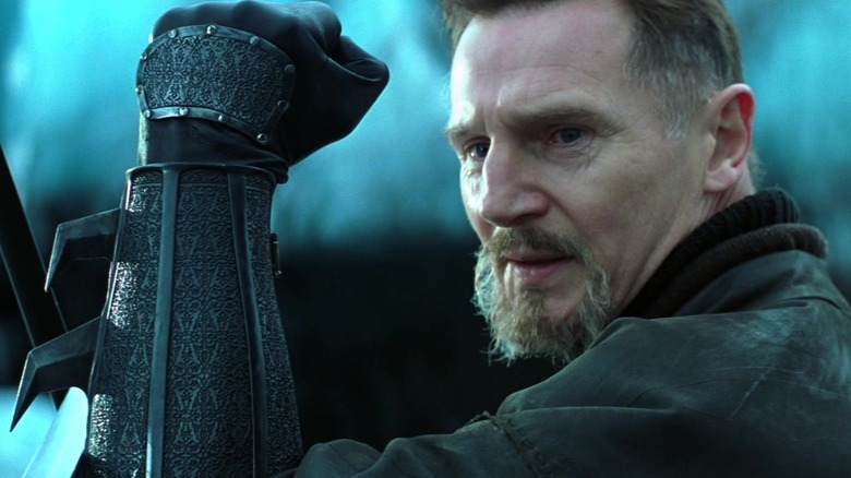 Ducard mânuind mănuși în Batman Begins