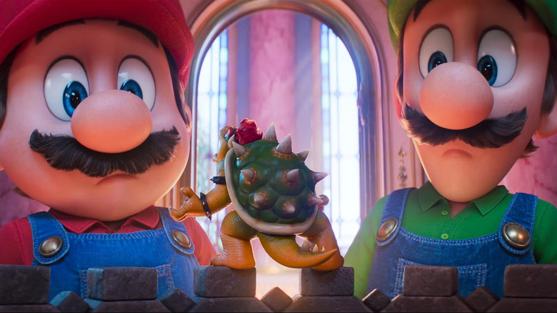 Mario și Luigi se uită la un Bowser minuscul din filmul The Super Mario Galaxy
