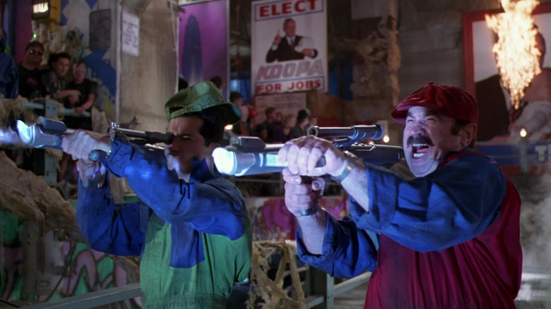 John Leguizamo în rolul lui Luigi și Bob Hoskins în rolul lui Mario poartă arme asemănătoare bazooka în Super Mario Bros.