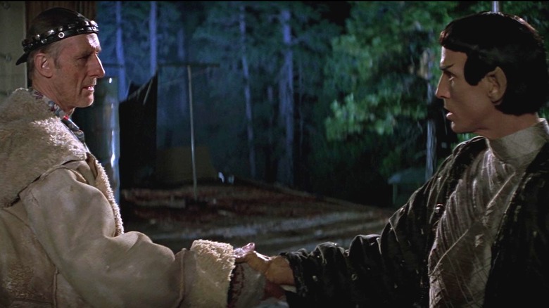 Zefram Cochran strângând mâna unui Vulcanian în Star Trek: First Contact