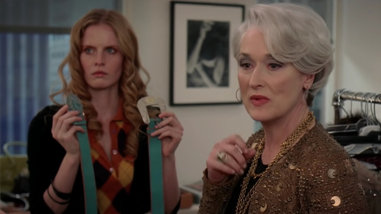 Meryl Streep în rolul Miranda Priestly se uită în ochii angajaților săi cu o privire pătrunzătoare în The Devil Wears Prada
