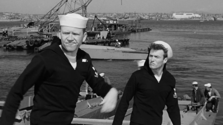 Un soldat al Marinei îi face semn lui Jonesy al lui Clint Eastwood să-l urmeze în Francis în Marina