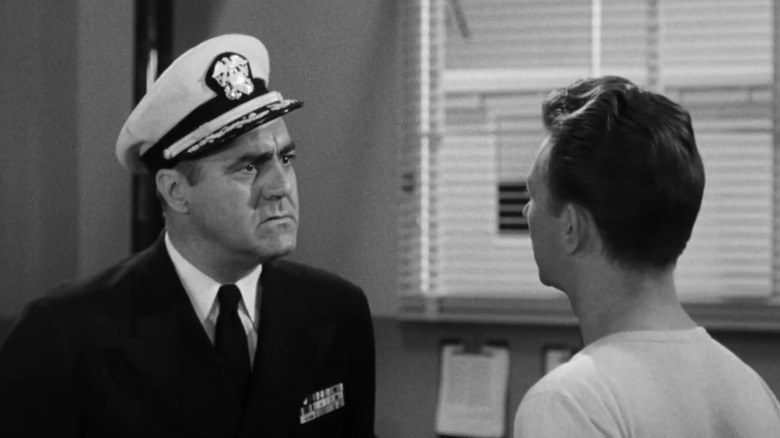 Comandantul lui Jim Backus ET Hutch stă în fața lui Peter Stirling al lui Donald O'Connor în Francis in the Navy