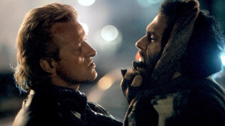 Nick Randall (Rutger Hauer) îl apucă pe Malak Al-Rahim