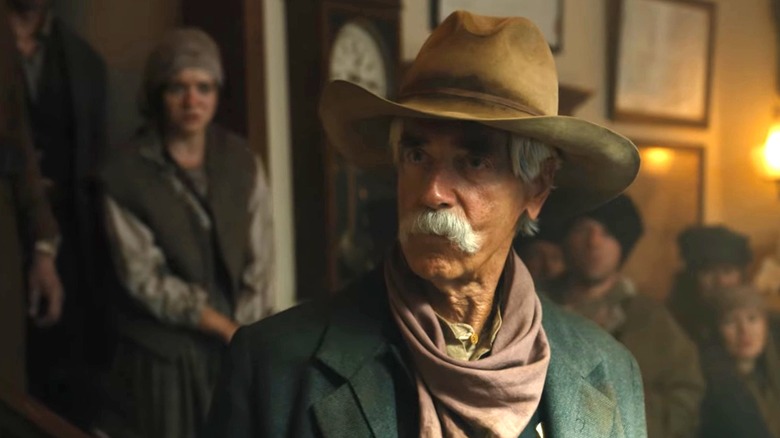 Sam Elliott ca Shea Brennan stând în fața unei mulțimi în 1883