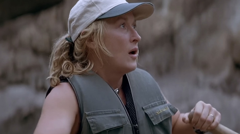 Gail Hartman din Meryl Streep pare îngrijorată în timp ce conduce o plută în The River Wild