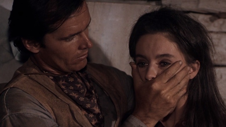 Jack Nicholson în rolul lui Wes își pune mâna peste gura lui Millie Perkins ca Abigail în Ride with the Whirlwind