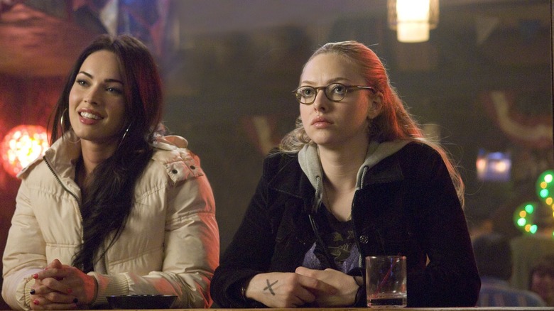 Jennifer și Needy la un bar din Jennifer's Body