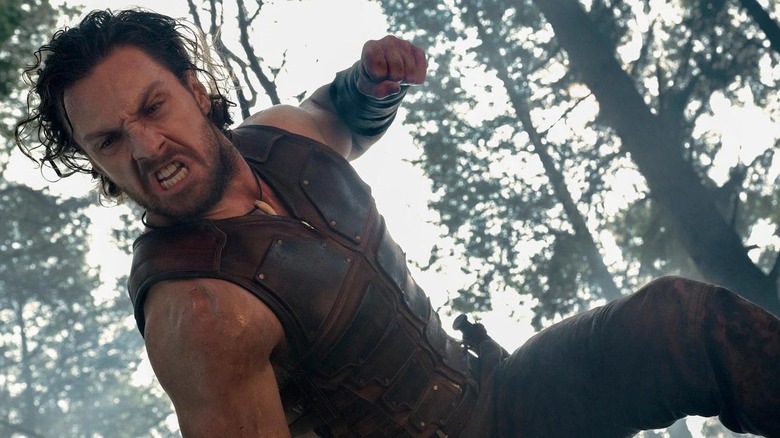 Aaron Taylor-Johnson dând cu pumnii furios lucruri în Kraven vânătorul