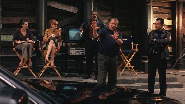 William Shatner face semne către o mașină în timp ce Trey Sellars al lui Eddie Murphy și Mitch Preston al lui Robert De Niro urmăresc în Showtime