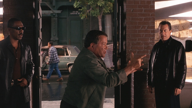 William Shatner ridică pistoalele cu degetul în timp ce Trey Sellars al lui Eddie Murphy și Mitch Preston al lui Robert De Niro ceas în Showtime