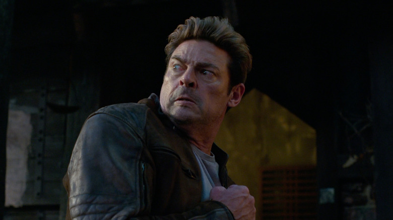 Karl Urban în rolul lui Johnny Cage părând speriat în timpul unei lupte în Mortal Kombat II