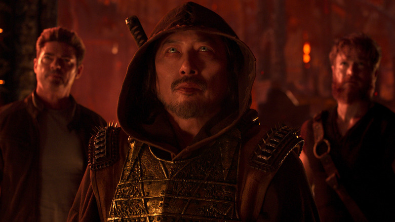 Johnny Cage, Scorpion și Kano privesc Netherrealm în Mortal Kombat II
