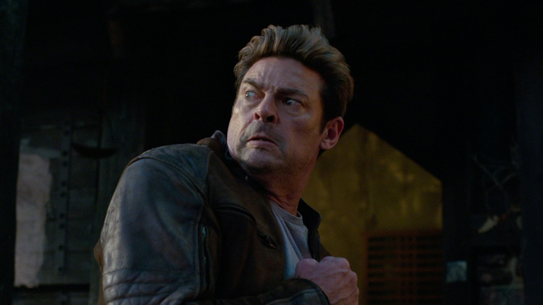 Karl Urban în rolul lui Johnny Cage părând îngrijorat în timpul unei lupte în Mortal Kombat II