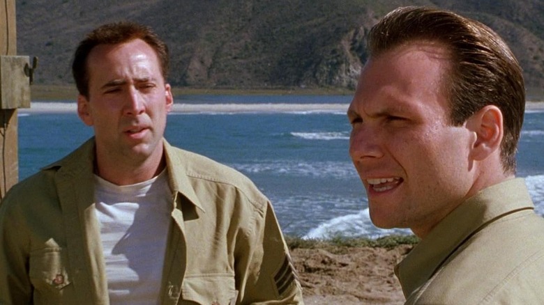 Nicolas Cage în rolul sergentului Joe Enders și Christian Slater în rolul sergentului Peter Henderson stând lângă un ocean în Windtalkers