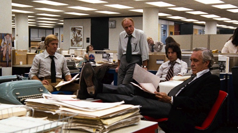 Bob Woodward, Harry Rosenfeld, Carl Bernstein și Ben Bradlee într-un birou aglomerat din All the President's Men
