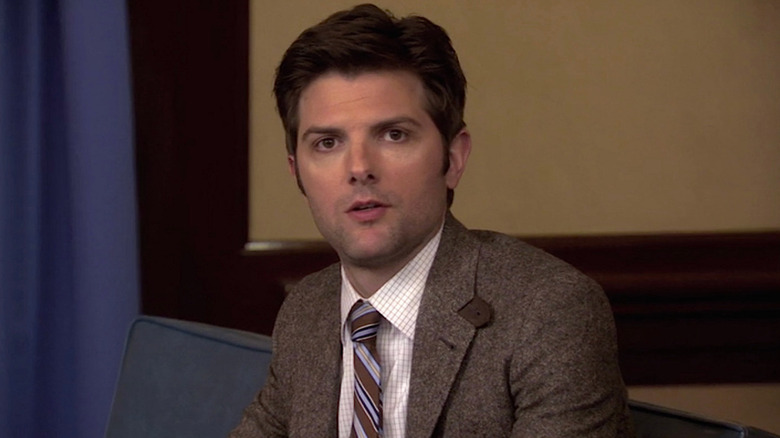 Adam Scott în rolul lui Ben Wyatt părând consternat în Parcuri și recreere