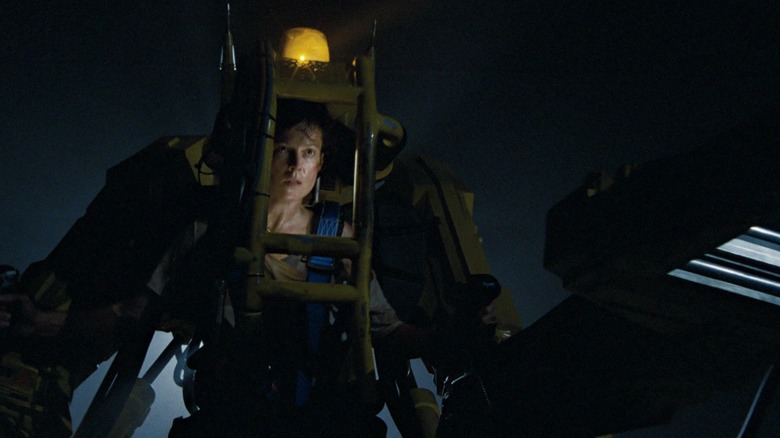Ellen Ripley într-un costum de încărcare electrică în Aliens