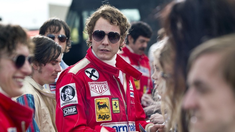 Daniel Bruhl ca Niki Lauda semnând autografe în Rush