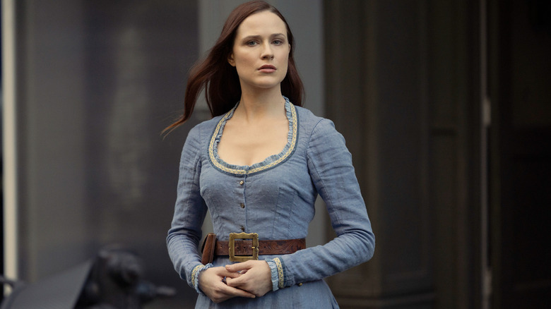 Evan Rachel Wood este îmbrăcată în albastru ca Dolores Abernathy în Westworld